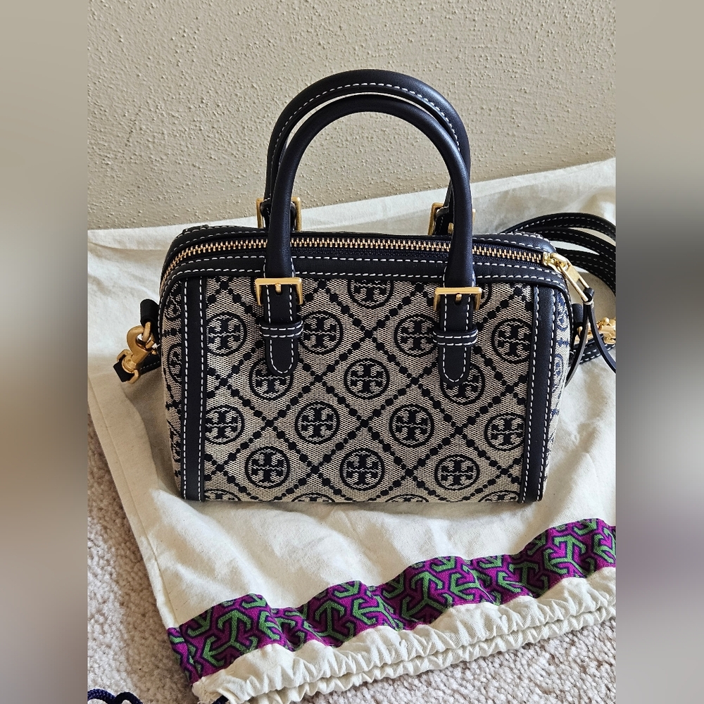 TORY BURCH . PETITE T MONOGRAM BARREL BAG - Picture 3 of 10